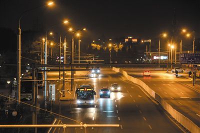 [新京报]北京部分道路调整“刺眼”监控补光灯