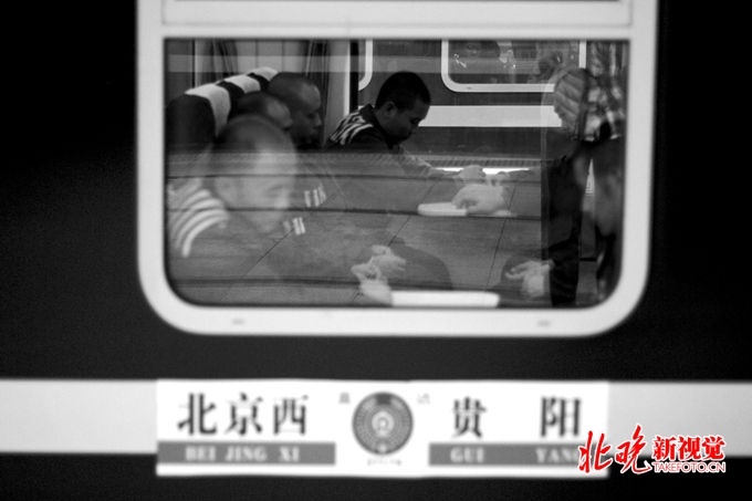 北京晚报@跟随北京警察将外地罪犯遣送回原籍，服刑人员在火车上的座位