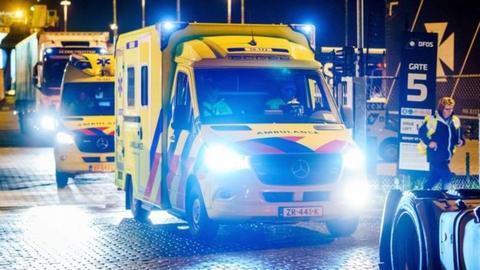 海外网：又一起！25名偷渡客藏身货船冷藏柜 欲前往英国