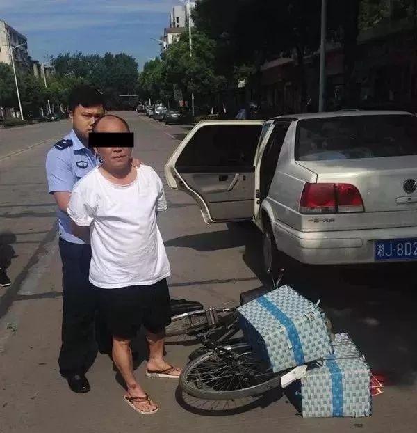 [光明网]六旬老汉“三进宫”民警抓获“偷酒贼”
