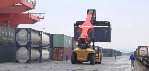 「光明网」170537车！国家铁路货运装车创历史新高