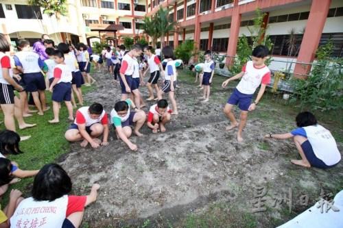 中国侨网：大马怡保一华小学生学农 亲身体验种植乐趣