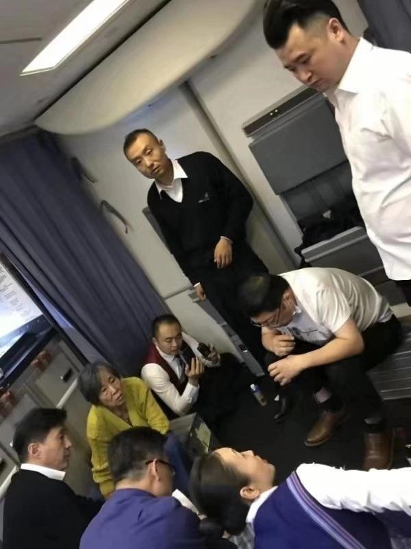 「上观新闻」跪地吸尿医生回忆救人细节：“第二口就想吐，但无怨无悔”