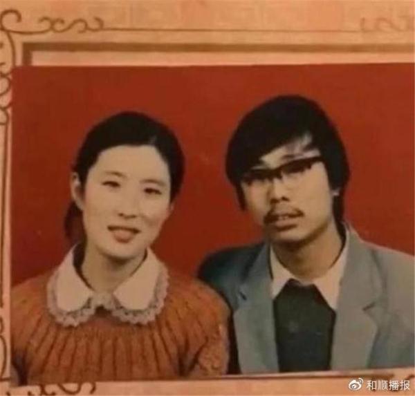 #光明网#“妈，你当年是咋看上我爸的？”父母年轻合照颜值差距太大