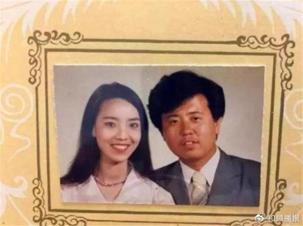 #光明网#“妈，你当年是咋看上我爸的？”父母年轻合照颜值差距太大