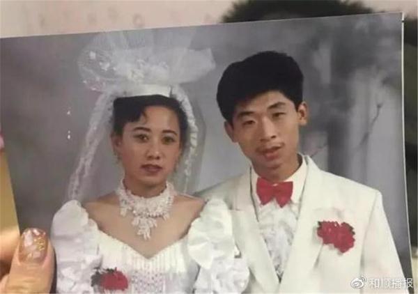 #光明网#“妈，你当年是咋看上我爸的？”父母年轻合照颜值差距太大