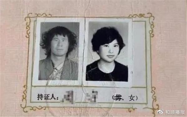 #光明网#“妈，你当年是咋看上我爸的？”父母年轻合照颜值差距太大