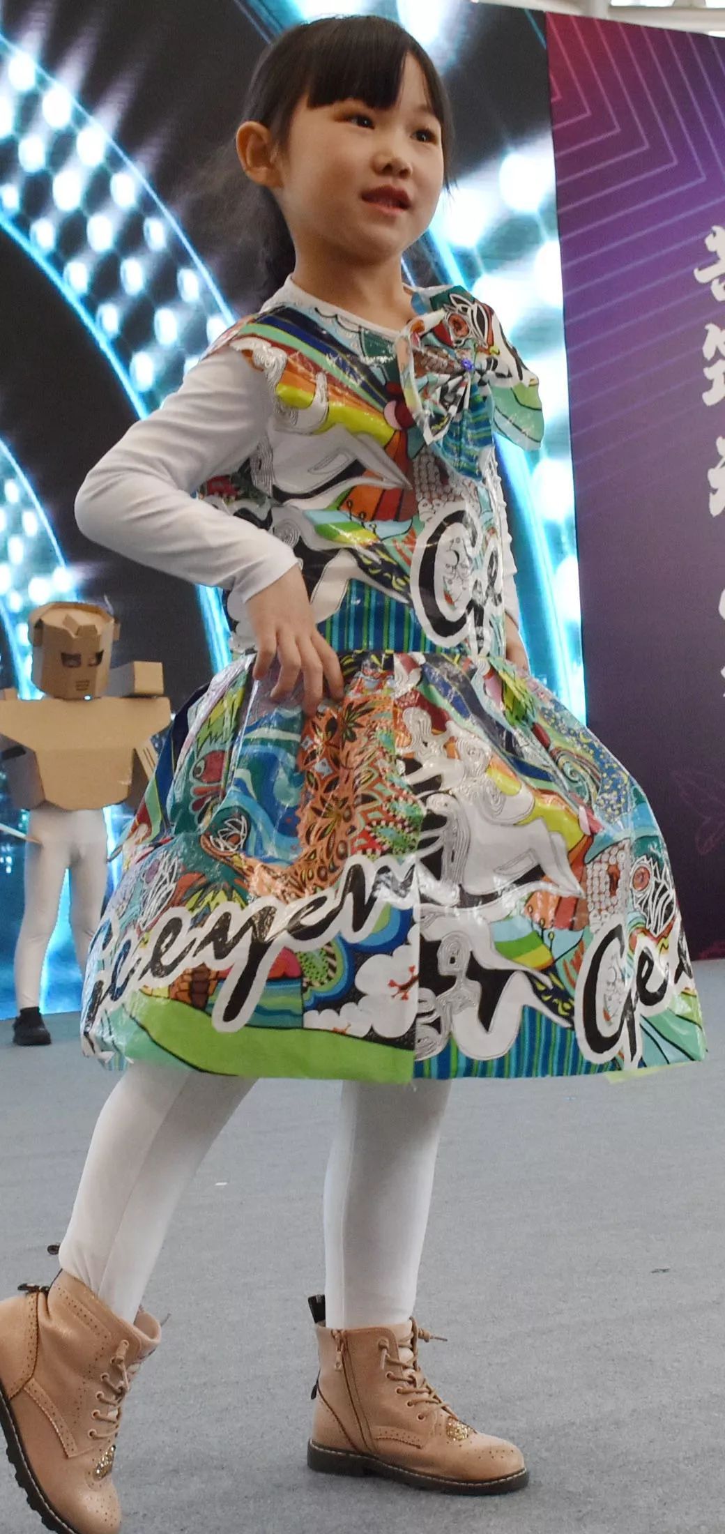 废弃塑胶制品,饮料瓶,坏雨伞,废光盘……   这些废弃物品还能做衣服?