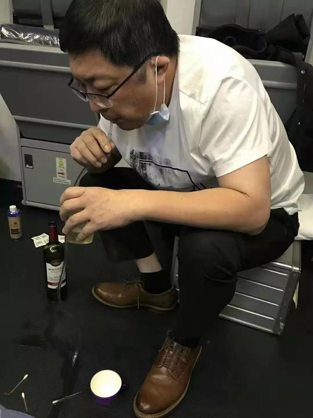 燕赵都市报：整整37分钟！医生在万米高空用嘴为患病老人吸尿800毫升