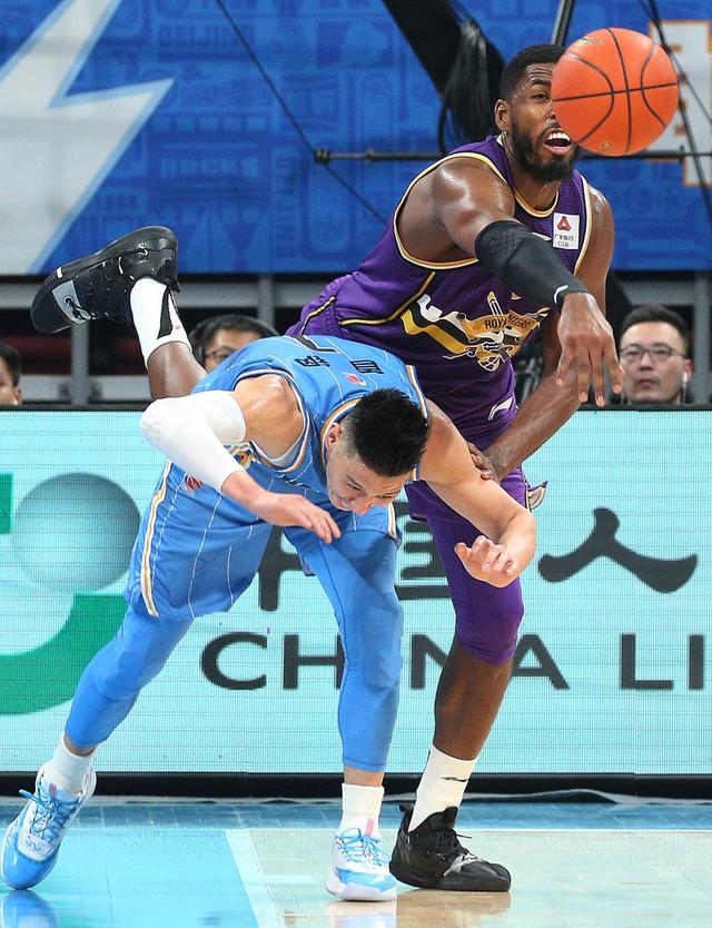 「中国青年网」京城德比引关注 首钢主场赢北控