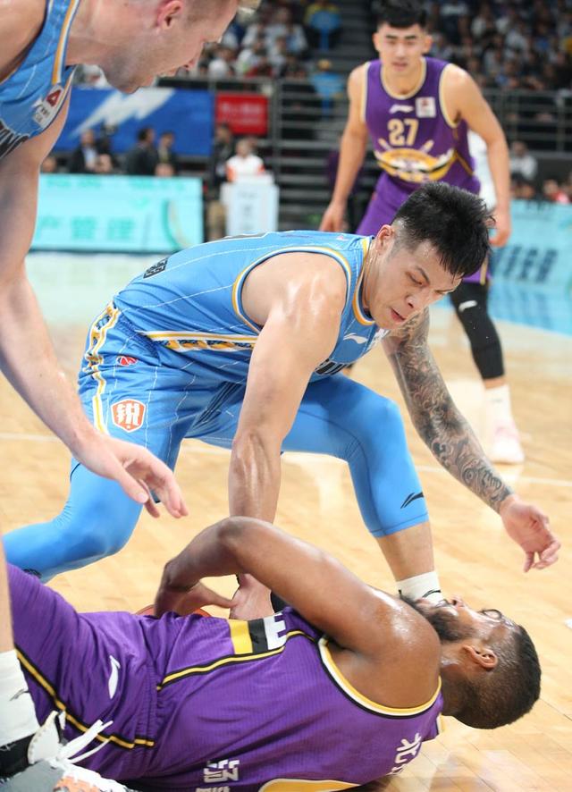 「中国青年网」京城德比引关注 首钢主场赢北控