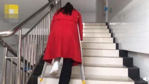 「光明网」老师骨折第二天就拄拐上课：带了两个毕业班，不能影响学生