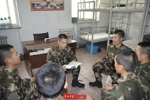 [中国军网]一位大学班长的“兵之初”