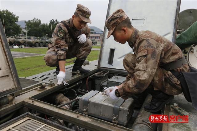中国军网@车炮场内热火朝天！换季保养，这些装备不太冷