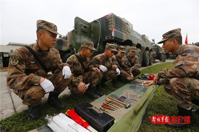 中国军网@车炮场内热火朝天！换季保养，这些装备不太冷