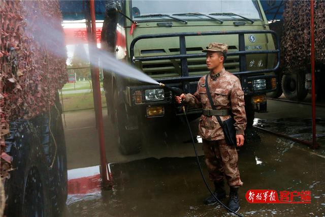 中国军网@车炮场内热火朝天！换季保养，这些装备不太冷