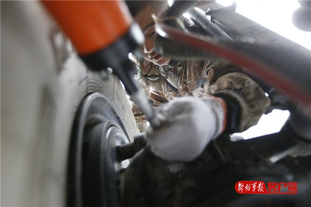 中国军网@车炮场内热火朝天！换季保养，这些装备不太冷