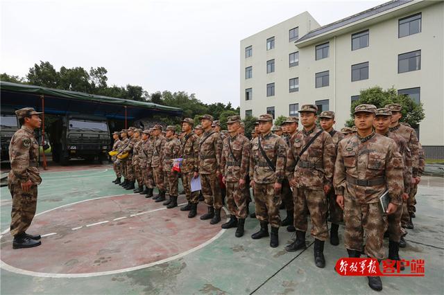 中国军网@车炮场内热火朝天！换季保养，这些装备不太冷