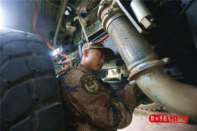 中国军网@车炮场内热火朝天！换季保养，这些装备不太冷