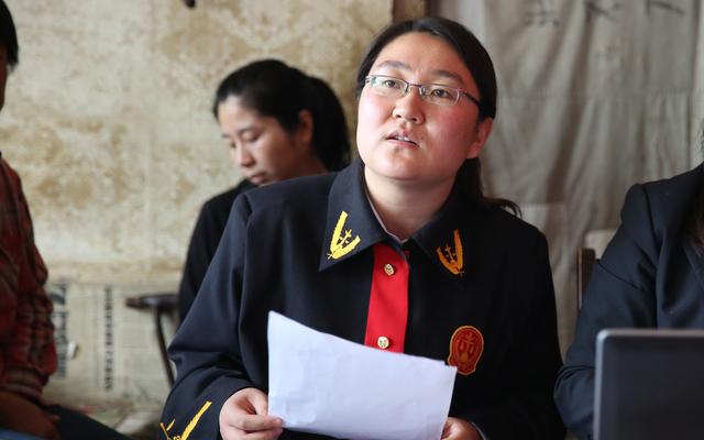 「新京报」上山轰猪进地里数玉米 乡村女法官田间地头6年讲法