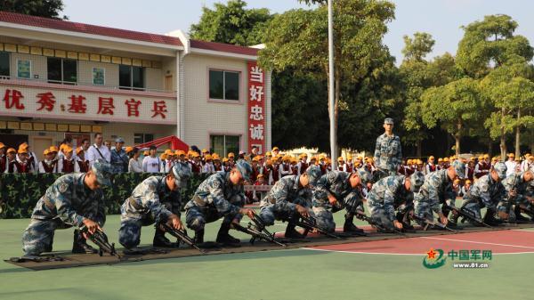 「光明网」圈粉！1500余名师生进军营 零距离接受国防教育