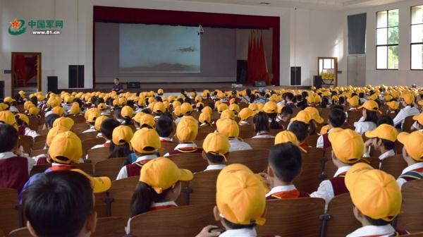「光明网」圈粉！1500余名师生进军营 零距离接受国防教育