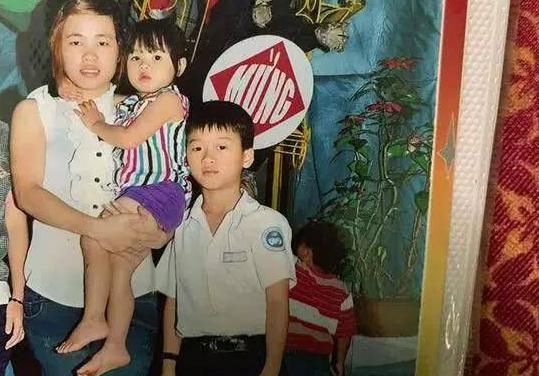 #光明网#贫困单身母亲花3年时间打工攒钱，现整容成美女改变生活