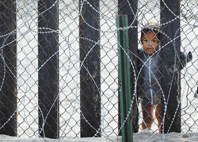 光明网@美国移民政策造成太多人间悲剧：一年关押近7万名儿童移民