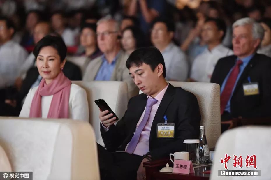 「中国新闻社」王思聪房产汽车存款被查封后，再收3条限制消费令！