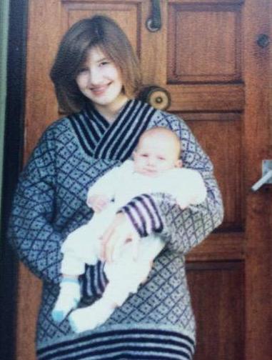 光明网■英国45岁女子从14岁开始怀孕生子，如今已是8个孩子的母亲