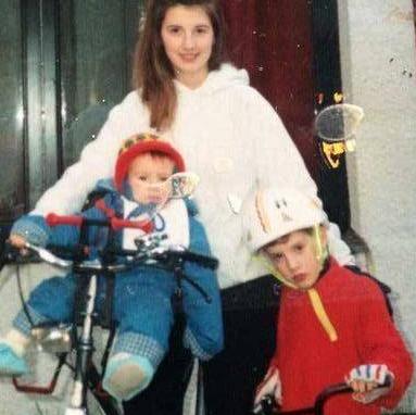 光明网■英国45岁女子从14岁开始怀孕生子，如今已是8个孩子的母亲