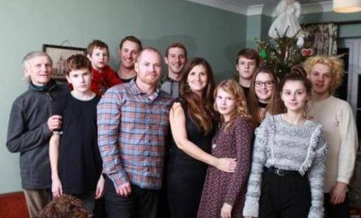 光明网■英国45岁女子从14岁开始怀孕生子，如今已是8个孩子的母亲