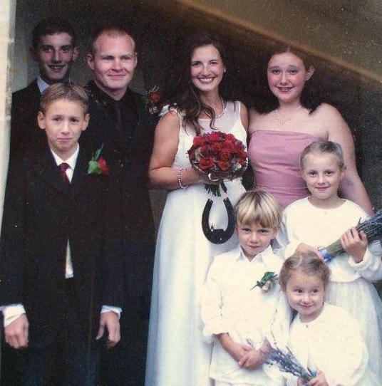 光明网■英国45岁女子从14岁开始怀孕生子，如今已是8个孩子的母亲