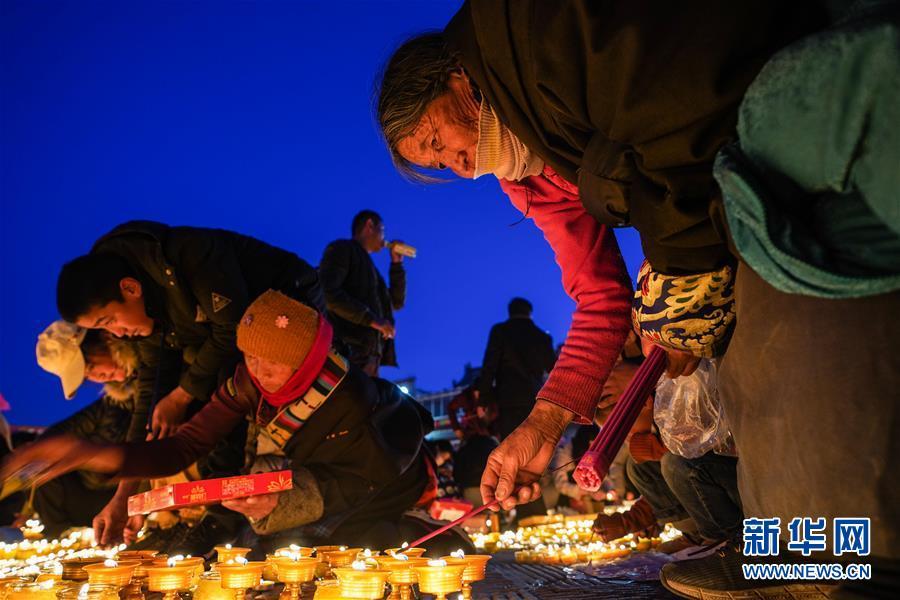 众多僧众在塔尔寺燃起上千盏酥油灯纪念宗喀巴大师,祈愿家人吉祥安康.