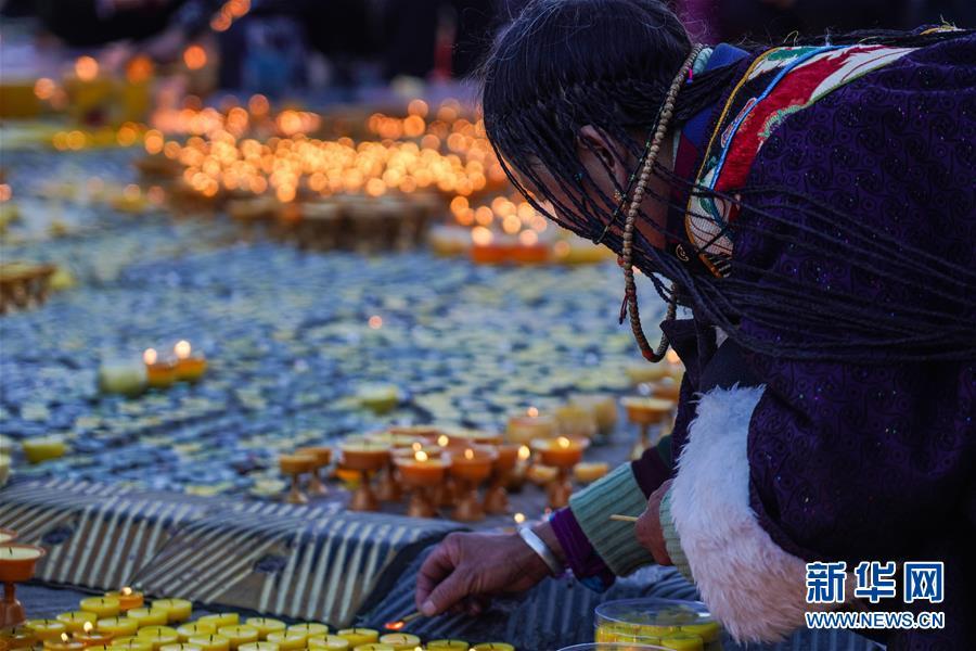 众多僧众在塔尔寺燃起上千盏酥油灯纪念宗喀巴大师,祈愿家人吉祥安康.