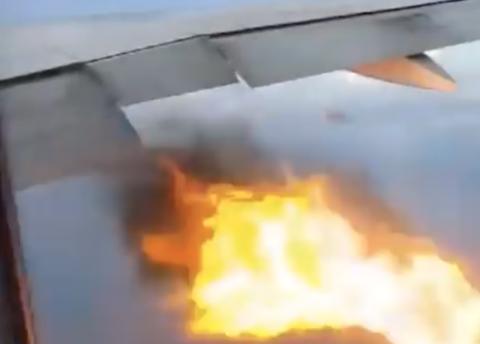 「海外网」一波音777客机引擎喷火冒烟 起飞后紧急返航