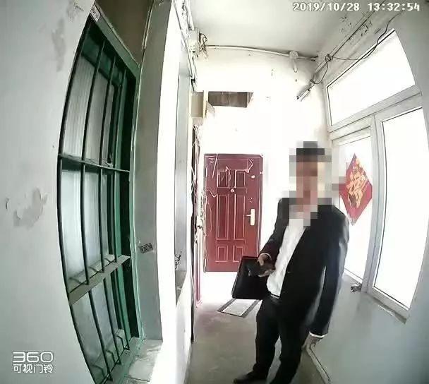 环球网■女孩崩溃报警！半夜门口老有“窸窸窣窣”的声音，一看监控…