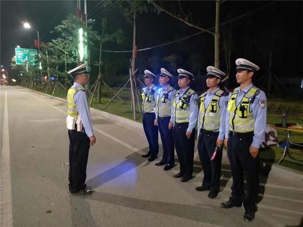 【光明网】东方交警在全市开展“11.20专项整治行动”严打严重道路交通违法行为