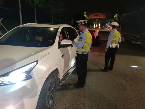【光明网】东方交警在全市开展“11.20专项整治行动”严打严重道路交通违法行为