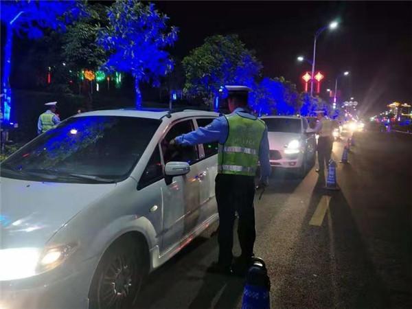 【光明网】东方交警在全市开展“11.20专项整治行动”严打严重道路交通违法行为