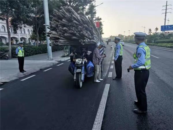 【光明网】东方交警在全市开展“11.20专项整治行动”严打严重道路交通违法行为