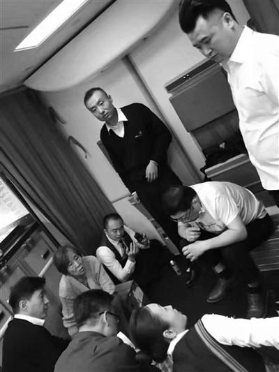 环球网■医生飞机上用嘴帮老人吸尿 回应：救人是本能