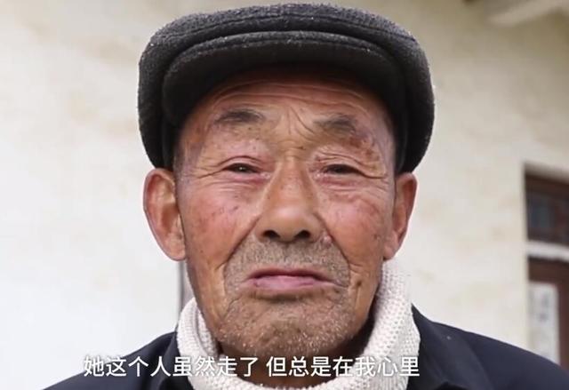 [北青网]只因一句承诺 大爷每天一日三餐送到老伴坟前从不间断