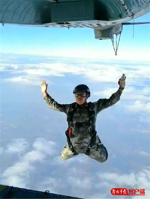 [中国军网]陆军特种作战学院10余名特战“武教头”数千米高空伞降实跳