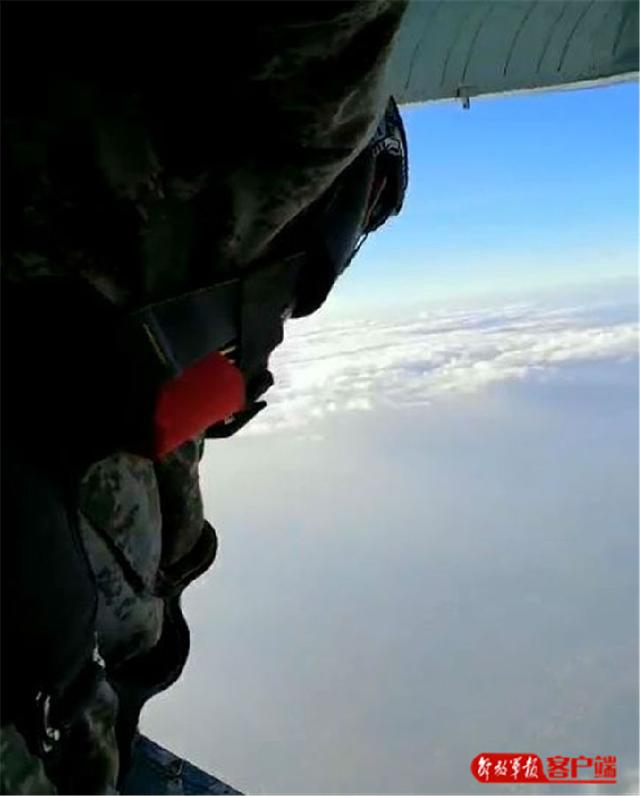 [中国军网]陆军特种作战学院10余名特战“武教头”数千米高空伞降实跳