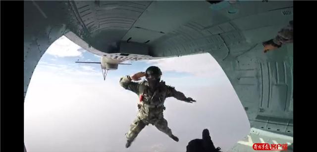 [中国军网]陆军特种作战学院10余名特战“武教头”数千米高空伞降实跳