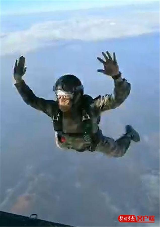 [中国军网]陆军特种作战学院10余名特战“武教头”数千米高空伞降实跳