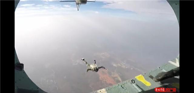 [中国军网]陆军特种作战学院10余名特战“武教头”数千米高空伞降实跳