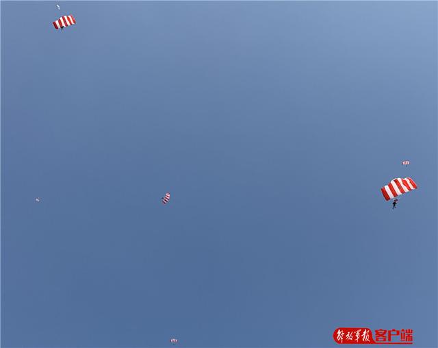 [中国军网]陆军特种作战学院10余名特战“武教头”数千米高空伞降实跳