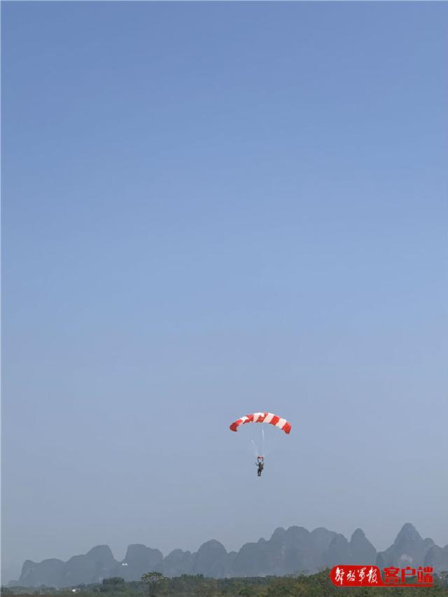 [中国军网]陆军特种作战学院10余名特战“武教头”数千米高空伞降实跳